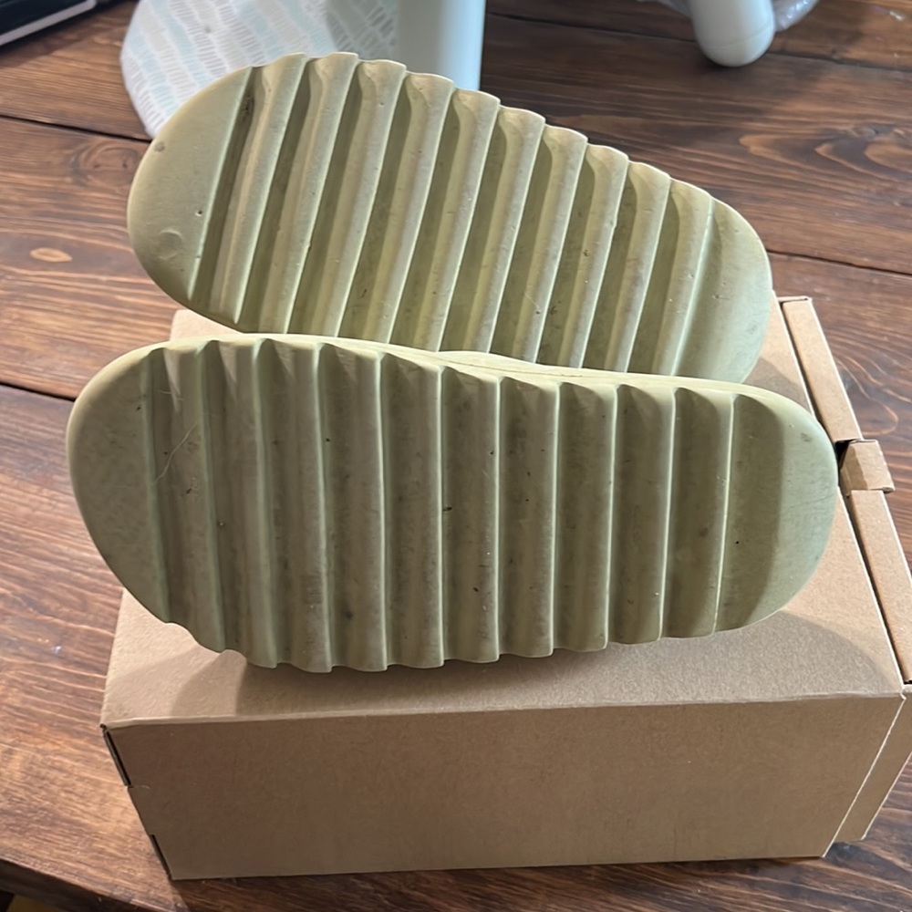 Yeezy Slides Resin - Picture 3 of 5